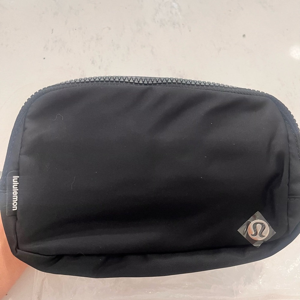 Lululemon Black Belt Bag NWT - Picture 8 of 9